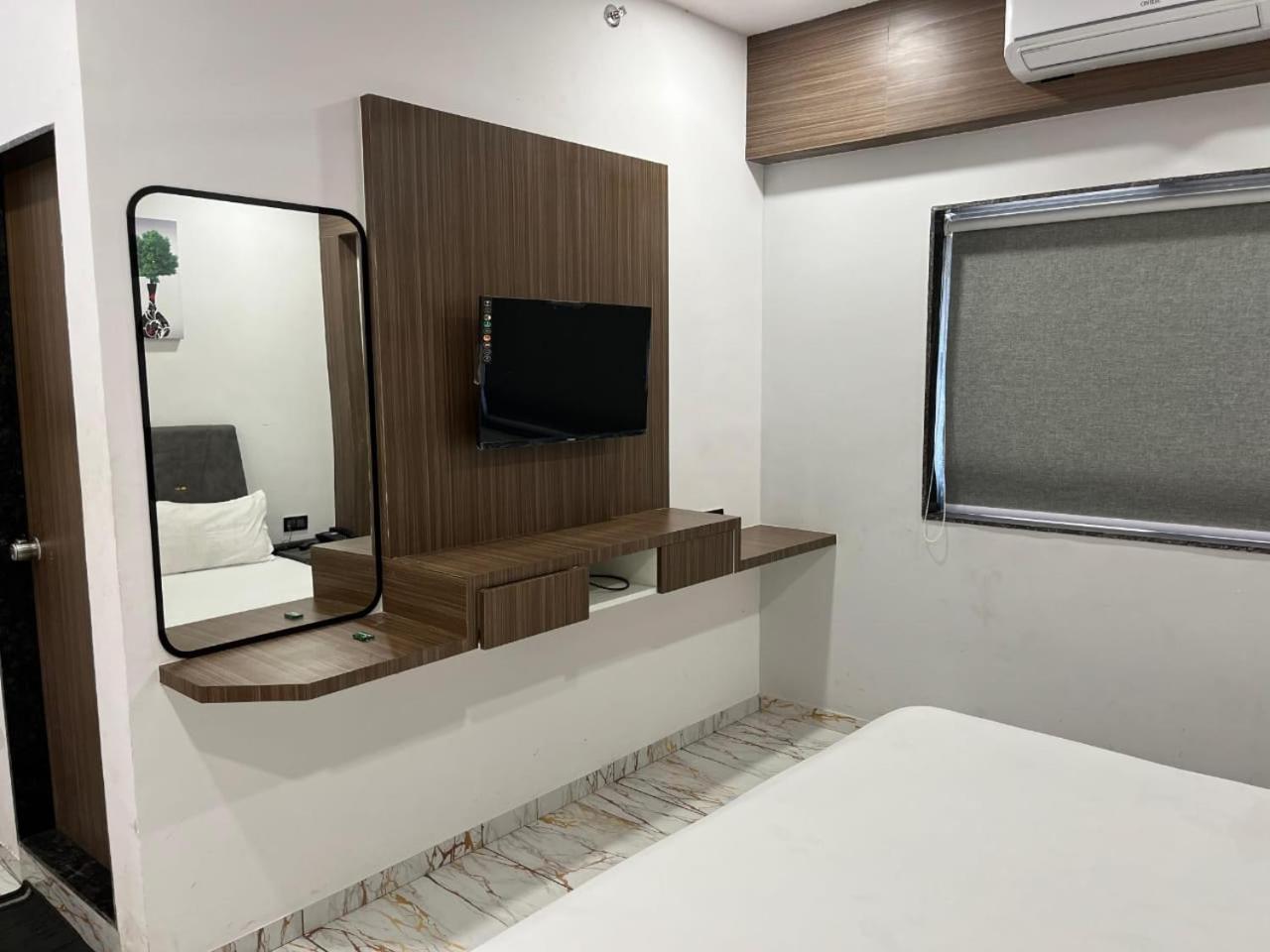 Hotel Fortune Surat Exterior photo